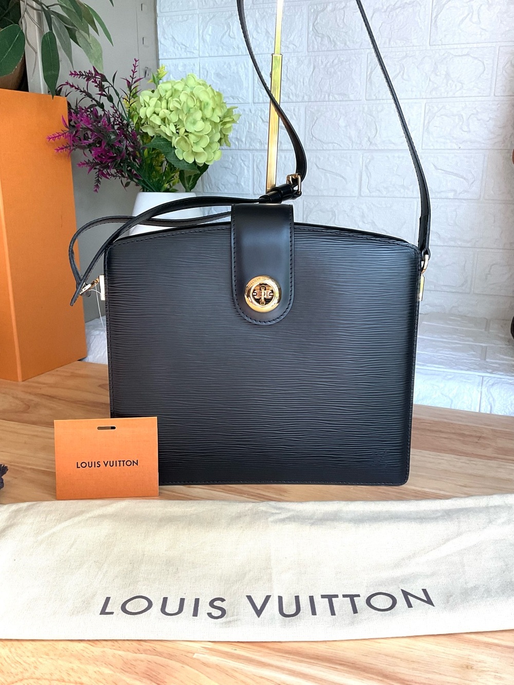 ✅AUTHENTIC LV Black Epi Leather Shoulder Bag Gold-Tone Turnlock
LOUIS VUITTON